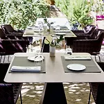 Отель Relais & Chateaux La Maison Des Tetes