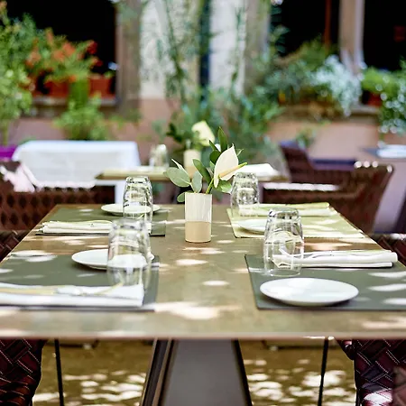 ホテル Relais & Chateaux La Maison Des Tetes コルマール